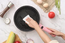 Swiss Pro+ | Set 14 Delige Pannenset | Inductie - Pannensets - Glazen Deksel - Met Afneembare Handgreep - Marmeren Interieur -PFAS-vrij | Pink 9 Swiss Pro+ | Set 14 Delige Pannenset | Inductie - Pannensets - Glazen Deksel - Met Afneembare Handgreep - Marmeren Interieur -PFAS-vrij | Pink -Le Creuset Winkel 1200x799 59