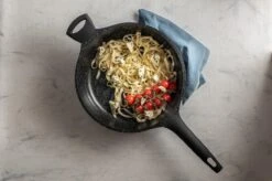 Sola Hapjespan Fair Cooking - Ø 28 Cm - Zwart/wit - Aluminium - Antiaanbaklaag 5 Sola Hapjespan Fair Cooking - Ø 28 Cm - Zwart/wit - Aluminium - Antiaanbaklaag -Le Creuset Winkel 1200x799 63