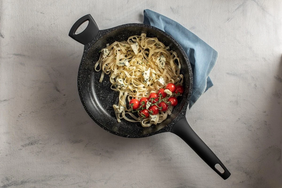 Sola Hapjespan Fair Cooking - Ø 28 cm - Zwart/wit - Aluminium - Antiaanbaklaag Sola Hapjespan Fair Cooking - Ø 28 Cm - Zwart/wit - Aluminium - Antiaanbaklaag -Le Creuset Winkel 1200x799 63