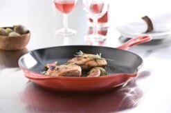 Le Creuset - Gietijzeren Ronde Skillet In Kersenrood 23cm -Le Creuset Winkel 1200x799 71