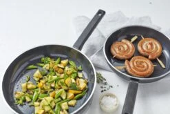 Demeyere Alu Comfort 3 Koekenpan – Keramische Antikleeflaag – Koekenpan Inductie – Ceraforce (PTFE-vrij) - Pannen Set 24 Cm + 28 Cm -Le Creuset Winkel 1200x800 1