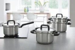 BK Flow Cool Pannenset - 4-delig – RVS Deksels - Veilig Afgietsysteem - Geschikt Voor Alle Warmtebronnen 17 BK Flow Cool Pannenset - 4-delig – RVS Deksels - Veilig Afgietsysteem - Geschikt Voor Alle Warmtebronnen -Le Creuset Winkel 1200x800 23