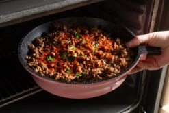 Royalty Line Inductie Pannenset - Luxe 14-delige Pannenset Marmeren Coating - Pannen Met Afneembare Handvaten - Oven-Ready - PFAS-Vrij - Voor Alle Warmtebronnen - Afneembare Koudgrepen - Antiaanbaklaag - Koekenpan Met Glazen Deksels - Roze -Le Creuset Winkel 1200x800 50