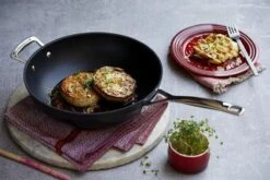 LE CREUSET - Les Forgees - Wokpan 30cm -Le Creuset Winkel 1200x800 56