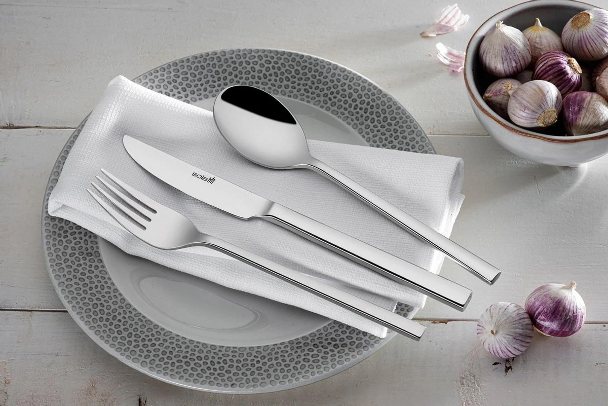 Sola Bestekset Montreux - Modern - 12 persoons - 100 delig - Zilverwit Edelstaal 18/10 - RVS - Zilver Sola Bestekset Montreux - Modern - 12 Persoons - 100 Delig - Zilverwit Edelstaal 18/10 - RVS - Zilver -Le Creuset Winkel 1200x801 23