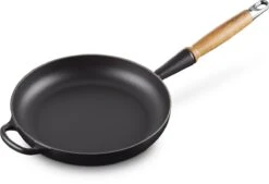 Le Creuset Koekenpan Signature Mat Zwart - ø 28 Cm / 2.6 Liter - Geëmailleerde Anti-aanbaklaag -Le Creuset Winkel 1200x823 2