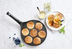 Royal Swiss Crêpemaker - Pancake Pannenkoeken 7 Kop - Marmeren Anti Aanbaklaag Met Smiley -Le Creuset Winkel 1200x824 1