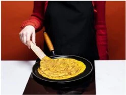 Staub Flensjespan - Houten Steel - 28 Cm - Zwart 3 Staub Flensjespan - Houten Steel - 28 Cm - Zwart -Le Creuset Winkel 1200x899 10