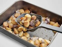 Joseph Joseph Scoop Plus Vergietlepel - Schuimspaan - Frituurschep 4 Joseph Joseph Scoop Plus Vergietlepel - Schuimspaan - Frituurschep -Le Creuset Winkel 1200x900 161