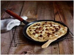 Staub Flensjespan - Houten Steel - 28 Cm - Zwart 5 Staub Flensjespan - Houten Steel - 28 Cm - Zwart -Le Creuset Winkel 1200x901 5