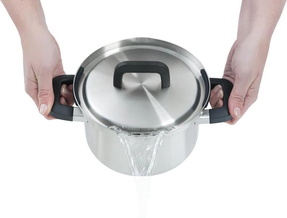 BK Flow Cool Pannenset - 4-delig – RVS deksels - Veilig afgietsysteem - geschikt voor alle warmtebronnen BK Flow Cool Pannenset - 4-delig – RVS Deksels - Veilig Afgietsysteem - Geschikt Voor Alle Warmtebronnen -Le Creuset Winkel