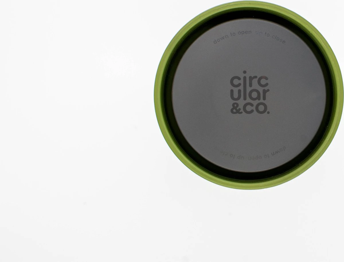 Circular&Co. herbruikbare to go koffiebeker (rCUP) crème/groen 12oz/340ml Circular&Co. Herbruikbare To Go Koffiebeker (rCUP) Crème/groen 12oz/340ml -Le Creuset Winkel 1200x915 5