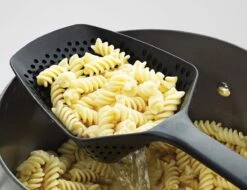 Joseph Joseph Scoop Plus Vergietlepel - Schuimspaan - Frituurschep 3 Joseph Joseph Scoop Plus Vergietlepel - Schuimspaan - Frituurschep -Le Creuset Winkel 1200x923 5