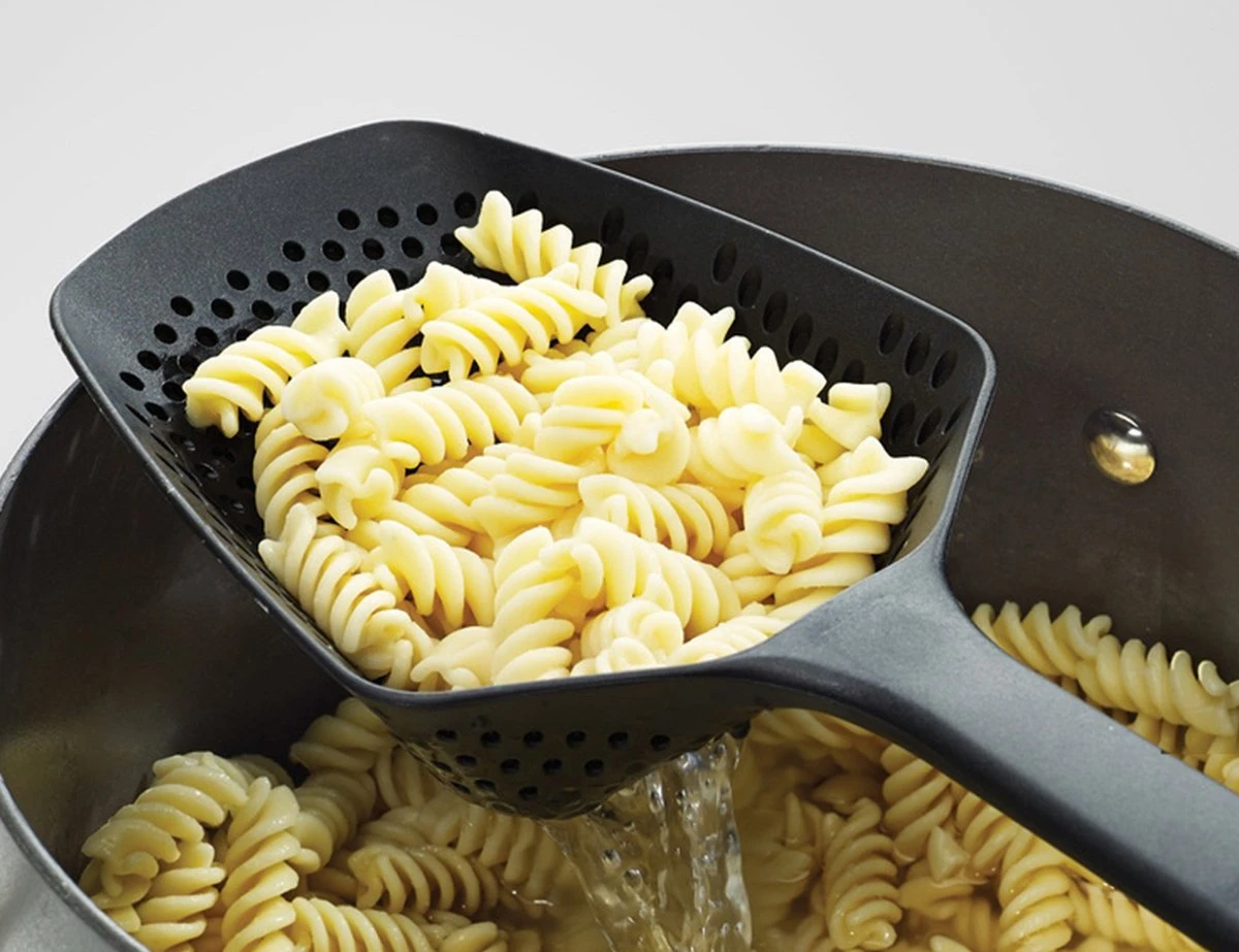 Joseph Joseph Scoop Plus Vergietlepel - Schuimspaan - Frituurschep Joseph Joseph Scoop Plus Vergietlepel - Schuimspaan - Frituurschep -Le Creuset Winkel 1200x923 5