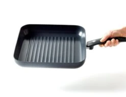 GreenPan Cambridge Grillpan 28cm - Zwart - Inductie - PFAS-vrij 3 GreenPan Cambridge Grillpan 28cm - Zwart - Inductie - PFAS-vrij -Le Creuset Winkel 1200x926 17