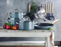 GreenPan Mayflower Pannenset - 5-delig + 5 Accessoires - Lichtblauw - Inductie - PFAS-vrij 19 GreenPan Mayflower Pannenset - 5-delig + 5 Accessoires - Lichtblauw - Inductie - PFAS-vrij -Le Creuset Winkel 1200x926 8