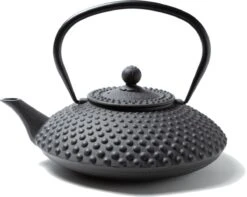 Tealøv THEE SET 1,25 LITER GIETIJZER | COMPLETE SET IN GESCHENKDOOS | Gietijzeren Theepot Met Roestvrijstalen Zeef, Gietijzeren Theekopjes En Onderzetter | In Authentiek Japanse Stijl | Kambin Zwart -Le Creuset Winkel 1200x957