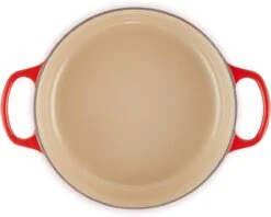 Le Creuset - Gietijzeren - Lage Braadpan - 24cm - Kersenrood 14 Le Creuset - Gietijzeren - Lage Braadpan - 24cm - Kersenrood -Le Creuset Winkel 1200x963