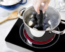 Peleg Design Egguins Eierhouder -Le Creuset Winkel 1200x973 4