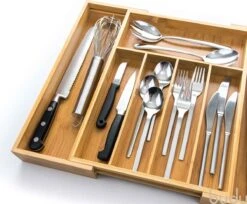 Budu Uitschuifbare Bamboe Bestekbak #38 (38 Cm Diep) - Bestekcassette Hout - Besteklade - 38 X 29,5 - 47,8 Cm - 5/7 Vakken -Le Creuset Winkel 1200x990 1