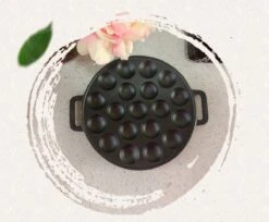 YUGN BLACK Poffertjespan Poffertjesmaker 6 Delige Set - 19 Poffertjes Incl Doseerfles Kwast Poffertjesvork Siliconen Ovenwanten - Platte Onderkant Poffertjespan Inductie Poffertjespan Elektrisch - Cadeau Tip -Le Creuset Winkel 1200x993