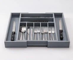 Merkloos Decopatent® Uitschuifbaar Bestekbak - Besteklade - 7 Vaks -> Uitschuifbaar Naar 9 Vakken - Bestekbakken Organizer - Bamboe - Grijs -Le Creuset Winkel 1200x997 5