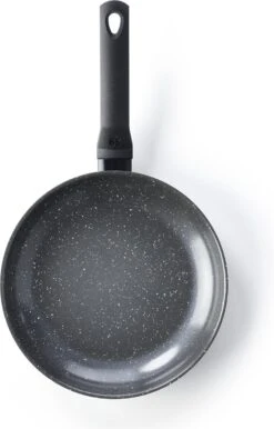 BK Universe Koekenpan Ø 28cm - Inductie - Anti-aanbak - PFAS-vrij -Le Creuset Winkel 768x1200