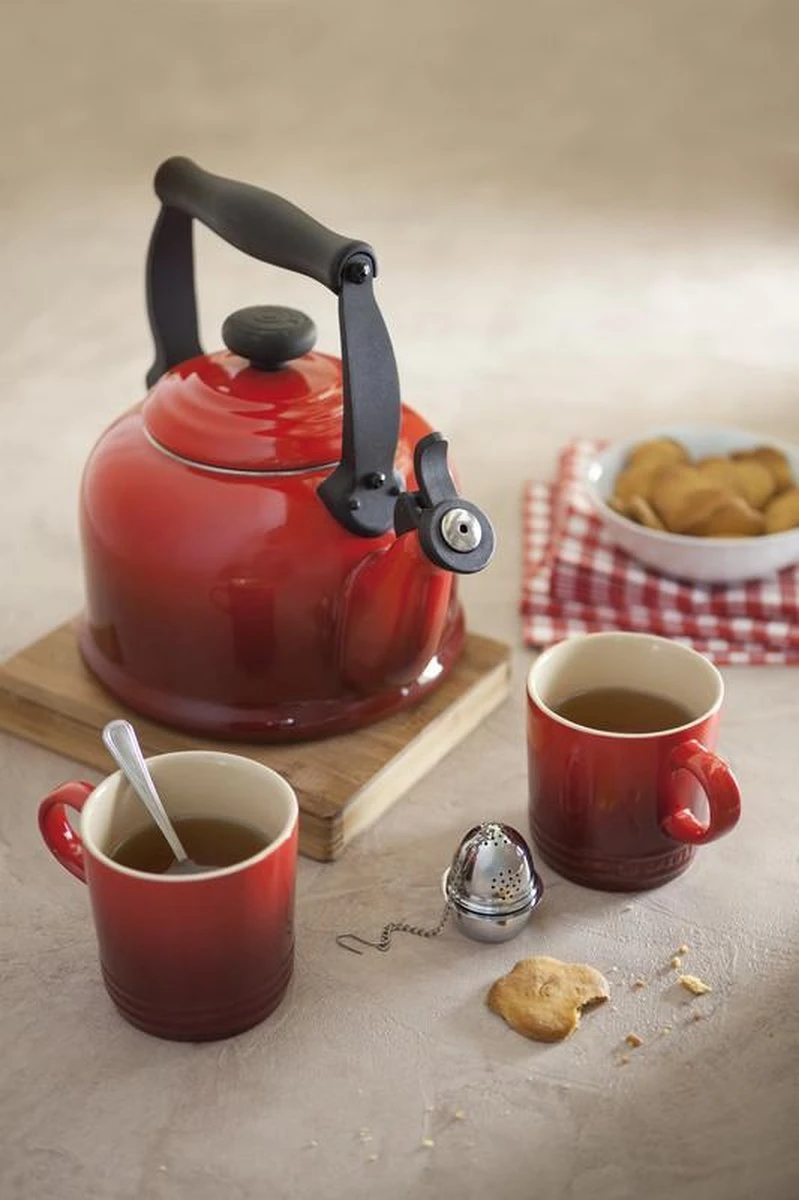 Le Creuset Tradition Fluitketel - 2.1 l - Kersenrood Le Creuset Tradition Fluitketel - 2.1 L - Kersenrood -Le Creuset Winkel 799x1200 11