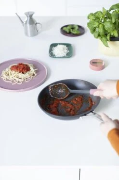 Brabantia Tasty+ Opscheplepel Plus Schraper - Grape Red -Le Creuset Winkel 799x1200 24