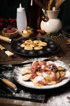 Blackwell Poffertjespan - Met Houten Steel - Gietijzer - ø 24 Cm -Le Creuset Winkel 799x1200 3