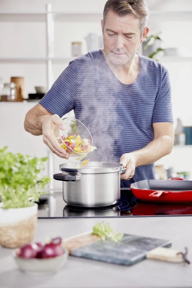 BK Flow Cool Pannenset - 4-delig – RVS deksels - Veilig afgietsysteem - geschikt voor alle warmtebronnen BK Flow Cool Pannenset - 4-delig – RVS Deksels - Veilig Afgietsysteem - Geschikt Voor Alle Warmtebronnen -Le Creuset Winkel