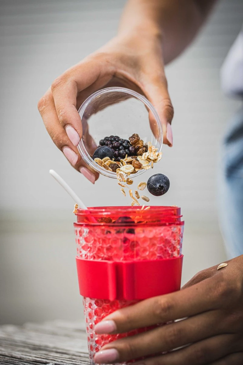 Sareva Muesli Beker - met lepel - Yoghurt 2 Go - Rood Sareva Muesli Beker - Met Lepel - Yoghurt 2 Go - Rood -Le Creuset Winkel 800x1200 27