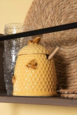 Clayre & Eef Honingpot Met Lepel Ø 11x14 Cm Geel Keramiek Rond Bijen Voorraadpot Deksel Bewaarpot Opbergpot -Le Creuset Winkel 801x1200 15