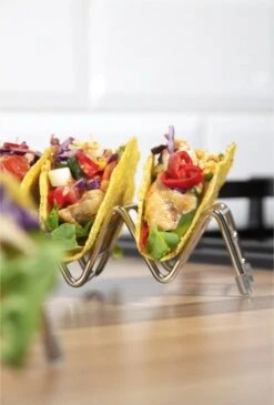 Krumble Taco Houder - Taco En Tortilla Houder Voor 4 Stuks - Serveerschalen - Koken & Tafelen - Kookgerei - Snack- & Tappasschalen - Metaal - Zilver -Le Creuset Winkel 813x1200