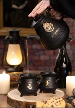 Harry Potter "Hogwarts" Theepot Set Met 2 Ketels -Le Creuset Winkel 835x1200