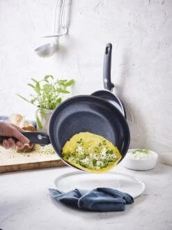 GreenPan Cambridge Hapjespan Met Deksel 24cm - Zwart - Inductie - PFAS-vrij -Le Creuset Winkel 899x1200 6