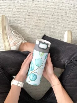 Kambukka Etna Thermosbeker 500 Ml - Makkelijk Reinigen - Lekvrije Koffiebeker - Eucalyptus Leaves -Le Creuset Winkel 900x1200 20