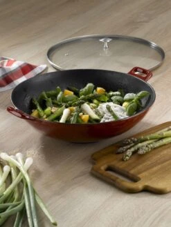Wokpan Gietijzer Rood, 36 Cm - Kela | Calido -Le Creuset Winkel 900x1200