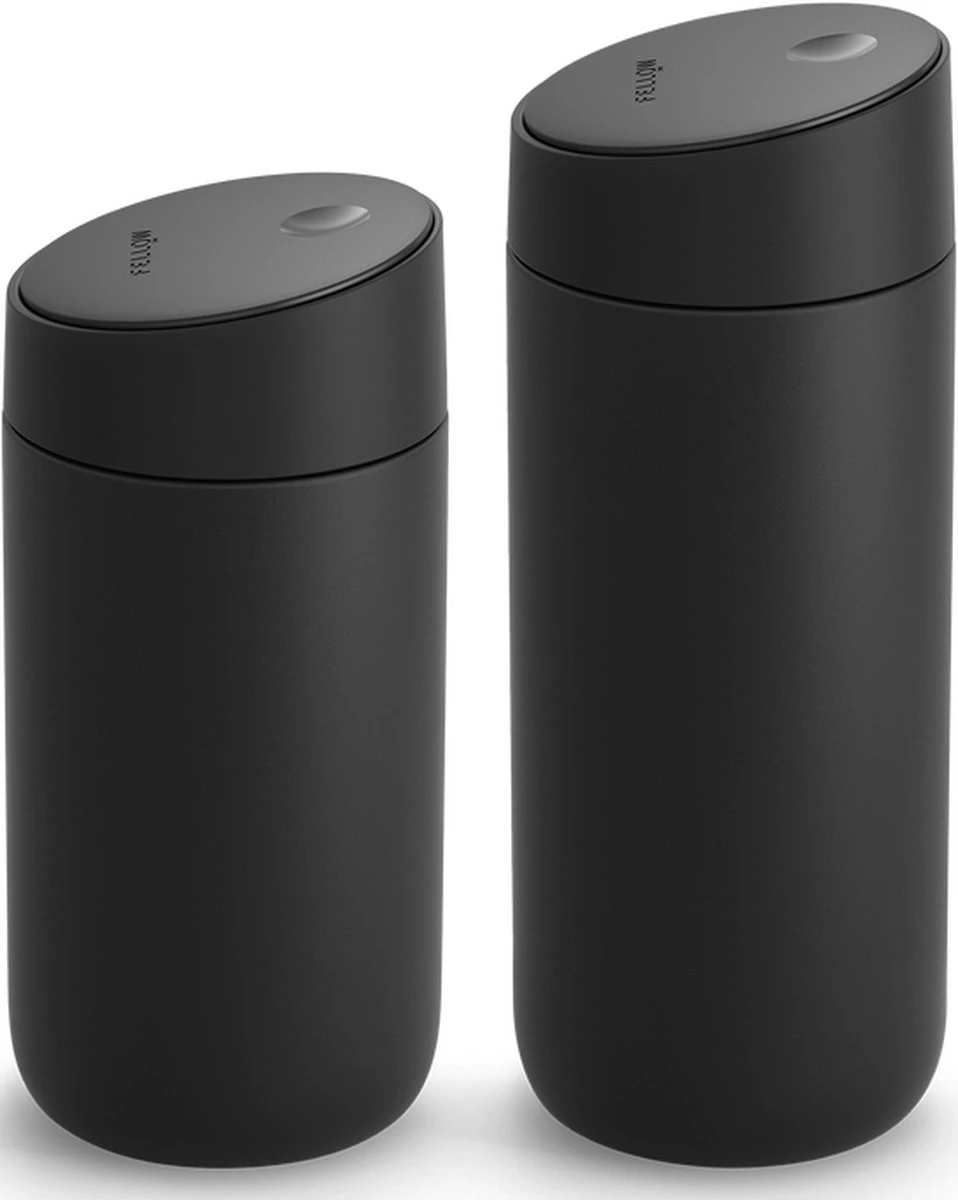 FELLOW - Carter "Move" Mug + Slide-Lock Deksel - Matte Black, 355ml FELLOW - Carter "Move" Mug + Slide-Lock Deksel - Matte Black, 355ml -Le Creuset Winkel 958x1200 2